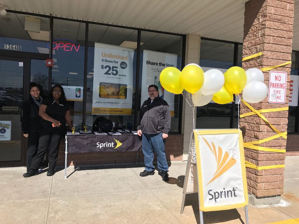 SprintMiddletwn's tweet photo. Sprint in Middletown has something JUST FOR YOU ... TODAY ... also ask how to refer friends and earn up to $500 #sprint #deals https://t.co/IRwGlrTx2H