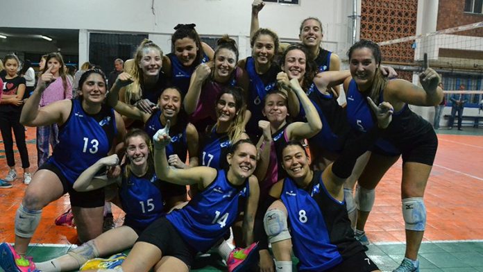 🏐VOLEY | ARGENTINO DE CASTELAR LLEGÓ A SEMIS

El <a href="/AcVoley/">Arg de Castelar</a>  venció a <a href="/NhVoleyOficial/">HacoajVoleyOficial</a> en un durísimo partido y se aseguró un lugar en la semifinal de la Copa Chulo Olmos <a href="/Metrovoley/">FMV</a> .

la nota completa 📲: goo.gl/ErUuQF