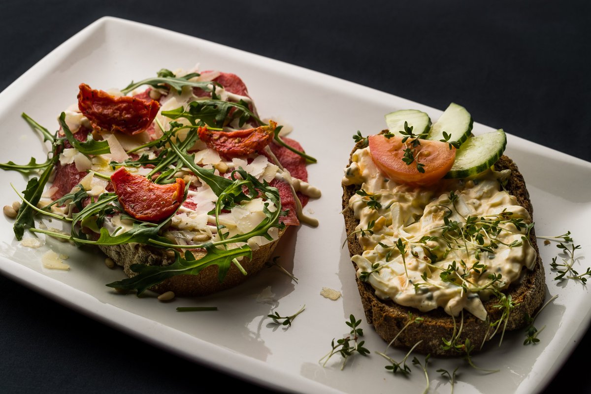 🍽🍞 | Mix &amp; Match

Twee handgesneden boterhammen desembrood (licht of
donker) van @Desemenzo uit Waalwijk. Vers afgebakken en rijkbelegd met twee toppings naar keuze. Zo zie je op onderstaande foto de rundercarpaccio en de
huisgemaakte eiersalade.

#StudioTilburg #Tilburg