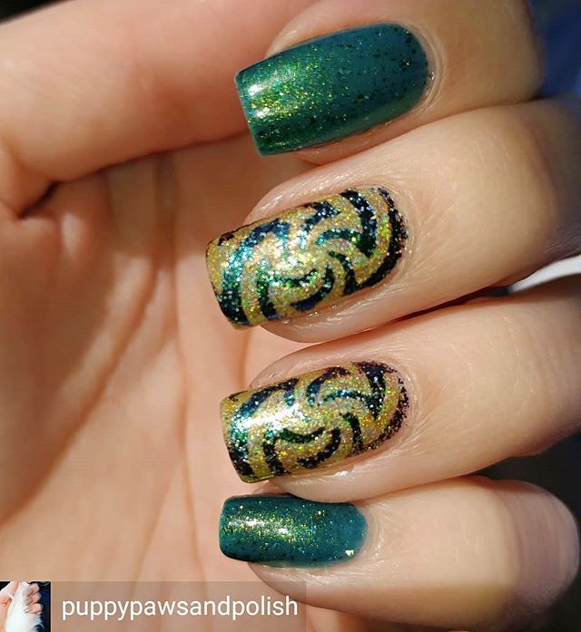LiteraryLacquer's tweet photo. Regrann from @puppypawsandpolish -  I wish I could get a good sunlight pic of this mani because its glorious! I used @baronessx_polish Quixotica (teal flakie polish), @literarylacquers Mr. Darcy (green leaning gold flakie), and over the top @parrot_polis… https://t.co/RQ5W7VZJD0 https://t.co/Ecpi5zccMz