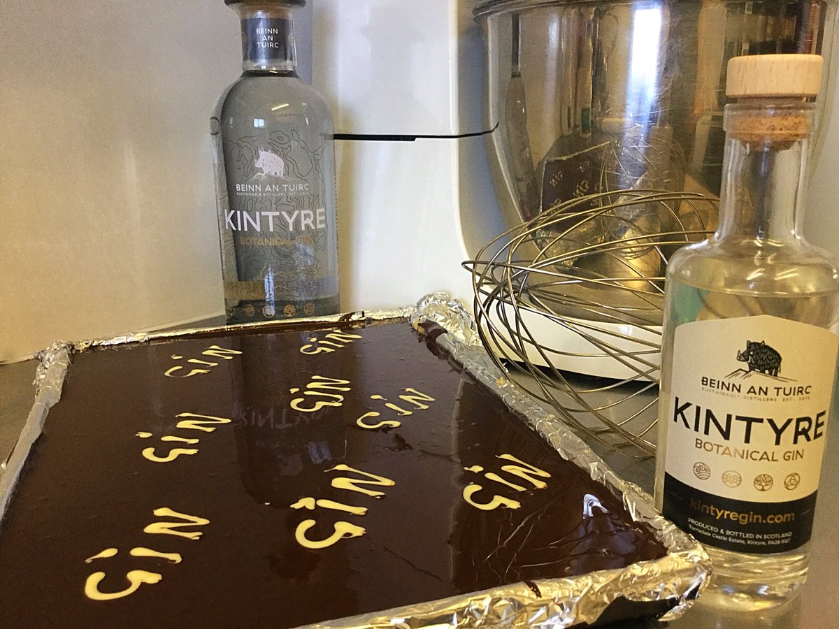MuneroyFrannsam's tweet photo. Mmm slicing up our delicious @kintyregin millionaire shortbread ๐ฐ๐ธ hope everyone is enjoying @GintyreFest @ExploreKintyre @Explore_Ctown @exploreargyll @Love_Kintyre @KintyreForum #exploregin #explorecake @DougieVipond @VisitScotland https://t.co/mEJL2pAZeL