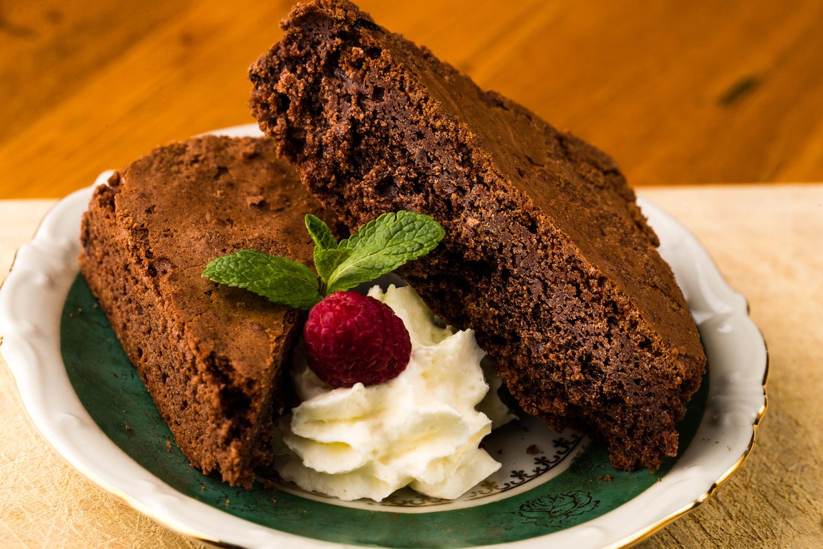 🍽🍪 | Brownie

Kom je bij ons eten? Zorg dan dat je wat plek over
houdt voor onze desserts: Loopt het water je al in de mond bij het zien van deze heerlijke brownie? Slagroom en vanille-ijs erbij en smullen maar..

#StudioTilburg #Tilburg