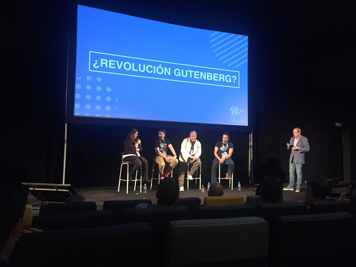 Es #Gutenberg la mayor revolución de la historia de #WordPress? Sin consenso en la mesa de debate que cierra el día 1 de la #WCMadrid Pero es así como crecen las ideas!! Y venir viene. Evolución y adaptación. Muy interesante. <a href="/fernandot/">Fernando Tellado Ⓦ</a> <a href="/ciudadanoB/">Juan Hernando</a> <a href="/rociovaldi/">Rocío Valdivia</a> #RafaPoveda