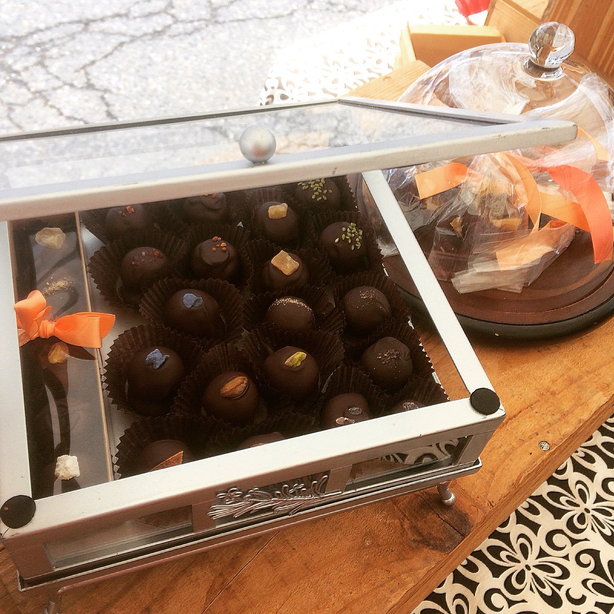 TrevaniTruffles's tweet photo. We’re back! University Farmers Market Saturday 9-2 Ballard Sunday 10-3 this weekend!! #farmersmarket #chocolate #shoplocal https://t.co/hCLkDCWR2C