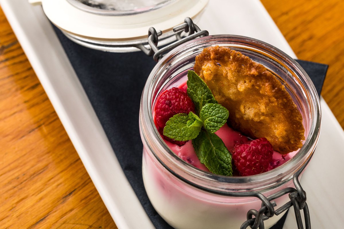 🍽🍮 | Panna cotta

Zoetekauwen opgelet! We hebben als dessert ook een Panna Cotta van witte chocolade op de kaart staan. Geserveerd met frambozen en kletskop. Welk chocolademonster moet deze echt komen proeven? Taggen maar!

#StudioTilburg #Tilburg