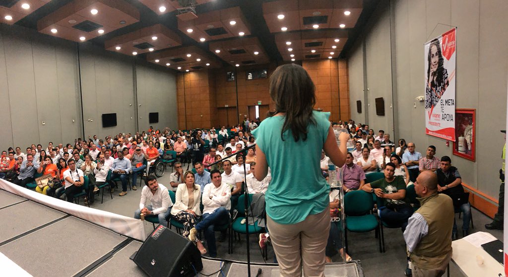 MoralesViviane's tweet photo. A esta hora en el auditorio de la Cámara de Comercio de Villavicencio comparto mis propuestas para la Presidencia de la República. 
Llegó la hora de la fe, de la justicia social y la esperanza.
#VivianeEnVillavicencio https://t.co/EdRjtvJGvd