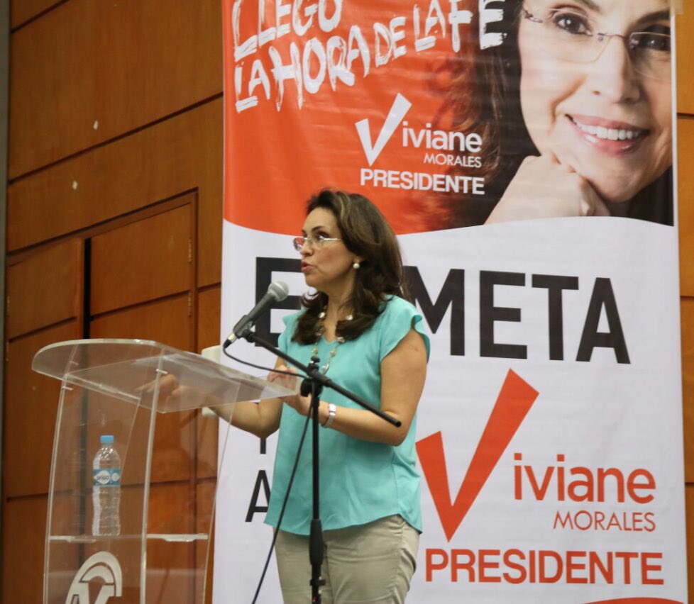MoralesViviane's tweet photo. A esta hora en el auditorio de la Cámara de Comercio de Villavicencio comparto mis propuestas para la Presidencia de la República. 
Llegó la hora de la fe, de la justicia social y la esperanza.
#VivianeEnVillavicencio https://t.co/EdRjtvJGvd