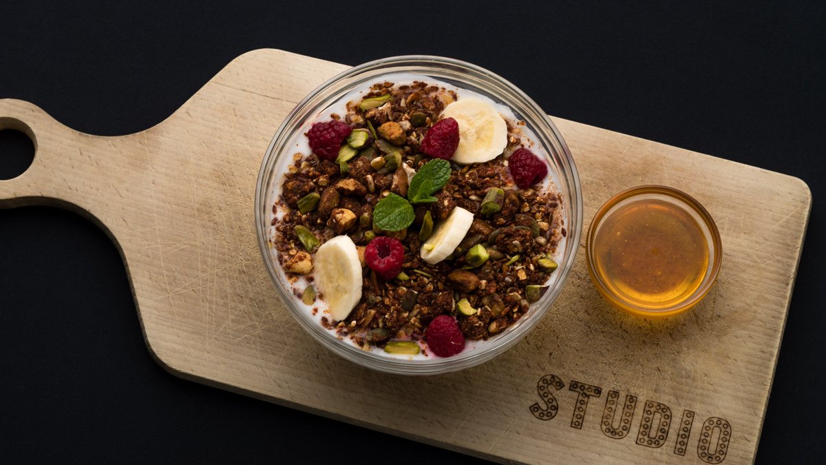 🍽🍯🌰 | Granola

Ontbijtje scoren? Wij hebben een huisgemaakte Granola voor
je! Met havermout, lijnzaad, kaneel, noten en pitjes met yoghurt, honing en naar keuze: banaan, framboos of pure chocolade.

#StudioTilburg #Tilburg