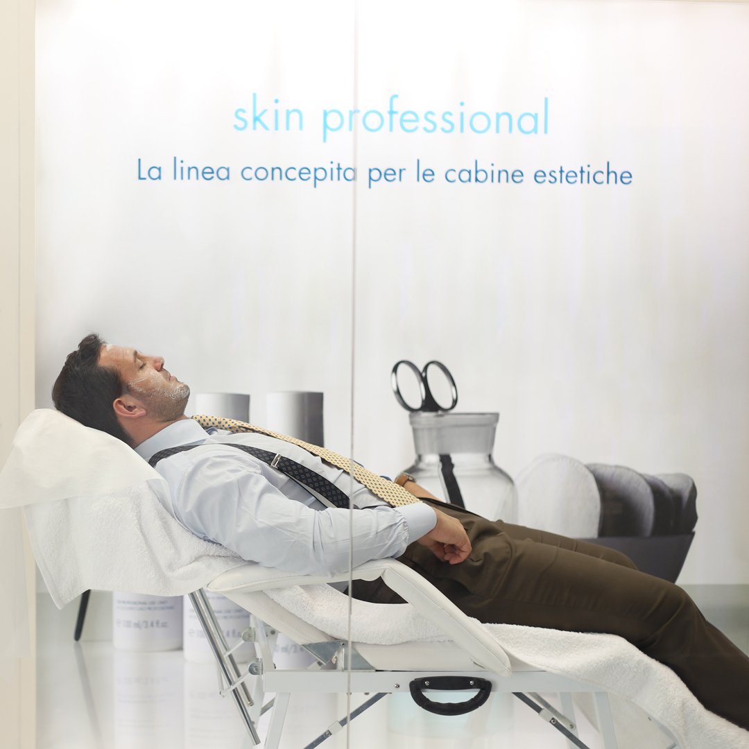 miamoskincare's tweet photo. Anche il nostro CEO @giodantonio si concede un momento di benessere, lo stesso che quest'anno con #MIAMO #Skinprofessional ha voluto introdurre come concetto di farmacia quale luogo di incontro tra etica e cosmetica. Scoprilo domani e alla @cosmofarma exhibition. #iomiamoetu https://t.co/tcFyqiSjNK