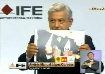 ProfesorChairo's tweet photo. Si AMLO lleva la misma foto mañana, la muestra al revés de nuevo y dice "¿se acuerdan que esto pasó hace seis años y les dije que nos iban a llevar al despeñadero?" se acaba el debate y sube otro chingo de puntos en las encuestas.

Garantizado @lopezobrador_ @tatclouthier https://t.co/C13Rd3e3MI