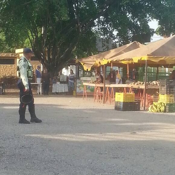 Polisandiego's tweet image. Funcionarios de #PMSD, brindan seguridad en las ferias agroalimentarias del Municipio #PatrullajeInteligente #Prevencion #Seguridad #SanDiegoSeguro