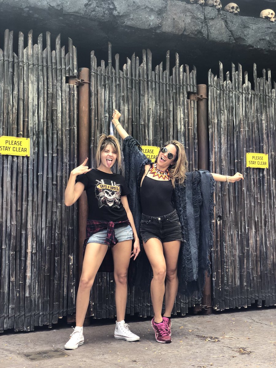 natybotero's tweet photo. Estamos felices en @UniversalOrlando #RSCrew #JetBlueColombia #JetBlueExperience #Marshall #MacCenter #AmarteTour #ReadyForUniversal con @RollingStoneCol https://t.co/RTjSOieKq6