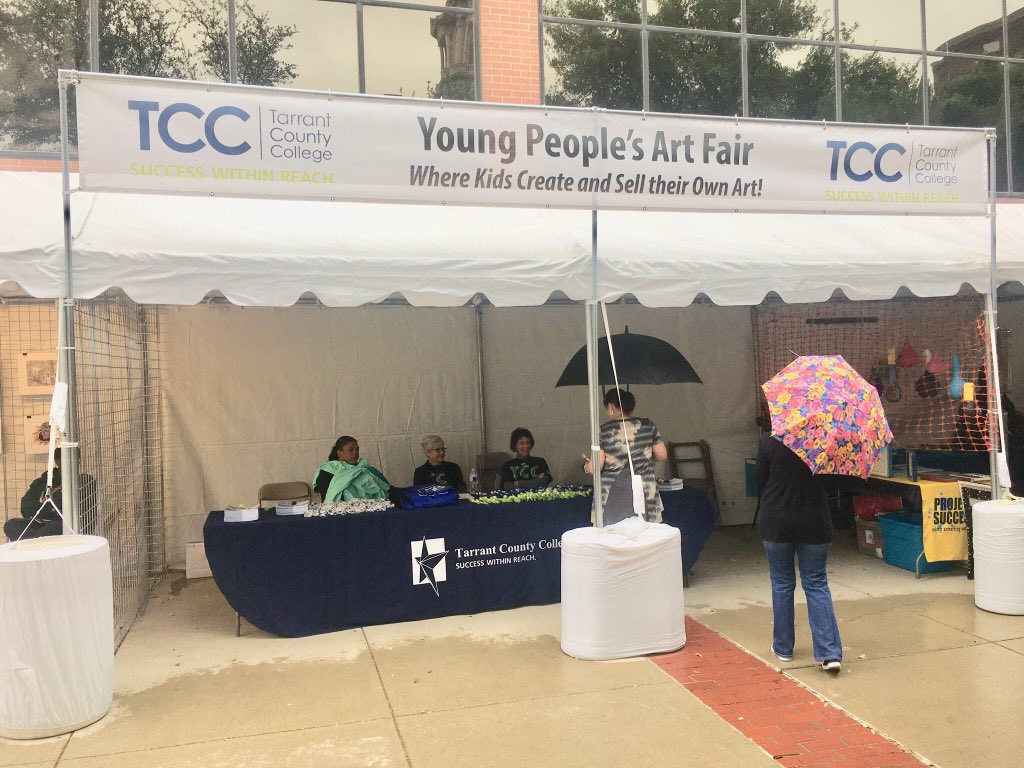 mainstreetarts's tweet photo. On the north side of the festival, the Young People’s Art Fair is in full swing! #ExperienceTheArt & support the next gen. of local artists, today & Sunday, from 10 a.m. - 6 p.m. Thanks to @TCCollege for sponsoring! #MainSt2018 https://t.co/g6xLB2Th3F