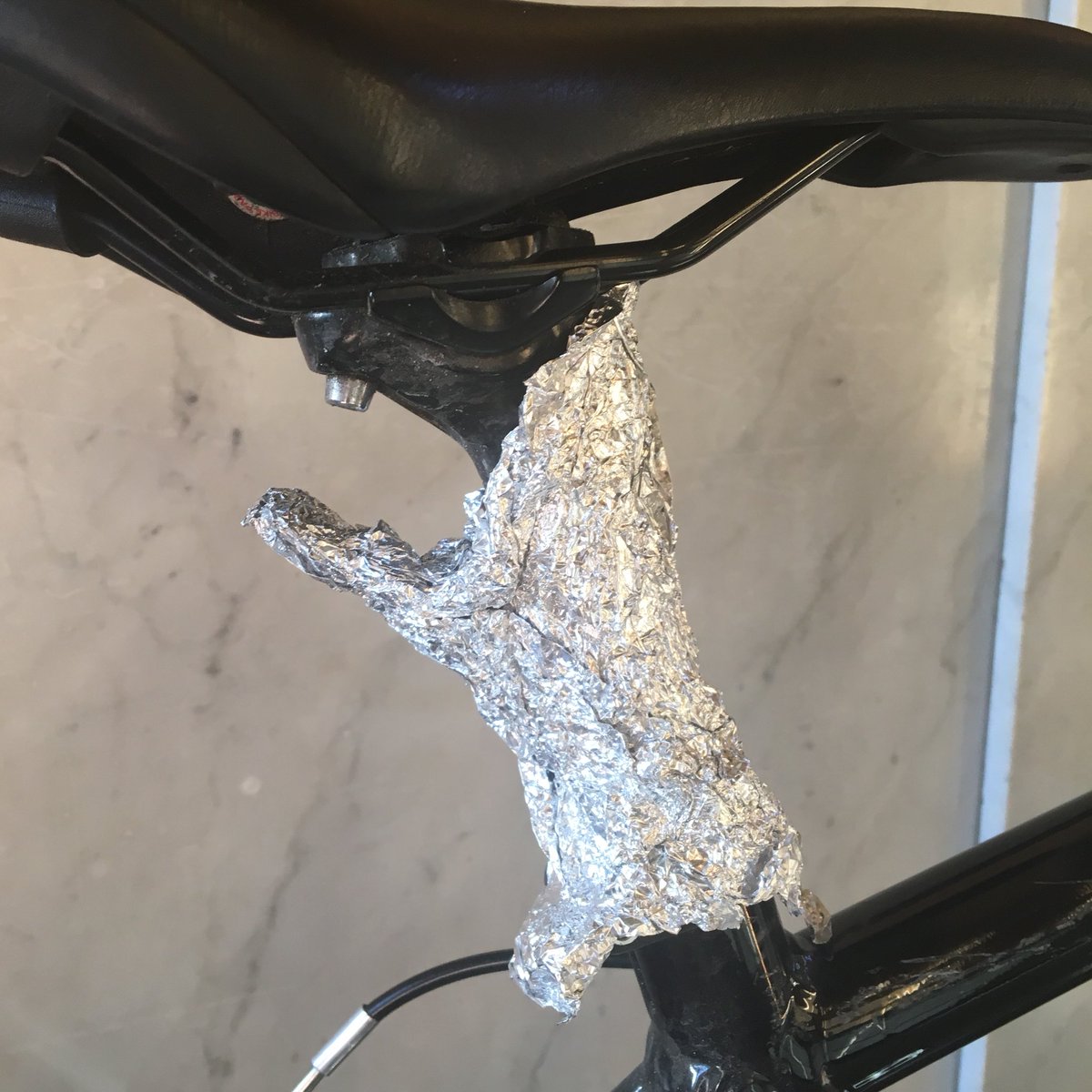 In Berlin scheint man auf der Hut zu sein. Man weiß nie auf was sie es absehen. #aluhut #schlauesberlin #meinarschgehörtmir