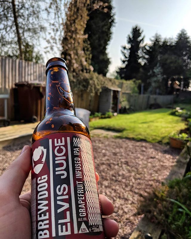ezerror's tweet photo. Fruity beer and sunshine 👌 #brewdog #britishweather #sunshine https://t.co/JnDgEcMKPQ https://t.co/o4kYIv8SVb