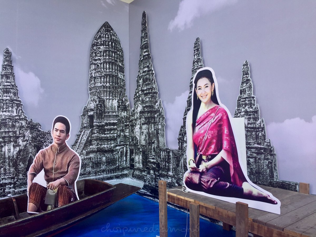 ChoiPureDiamond's tweet photo. วันนี้ไปงาน #ใต้ร่มพระบารมี๒๓๖ปีกรุงรัตนโกสินทร์ เจอคุณพี่กับแม่นายด้วย 🙋🏻‍♀️  แหมคุณพี่ก็ดึงหน้าตล๊อดดดดดดดดด 😂 ตามรอย #บุพเพสันนิวาส สนุกมาก นี่ถ่ายรูปสนุกมาก 👌🏼 https://t.co/fhA8F4t2dn