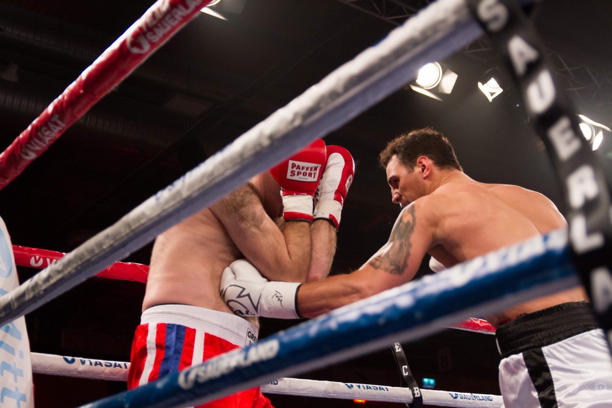 WassermanBoxing's tweet photo. First round K.O. for Agron Smakici 👊�� #BattleOfTheVikings live on https://t.co/v5XNZ32KED later on tonight 📺💥 

K.O. in der ersten Runde für Agron Smakici 👊🏻 #BattleOfTheVikings live auf https://t.co/v5XNZ32KED und #SPORT1 📺💥

#boxing #TeamSauerland https://t.co/m6c7mxHUZo