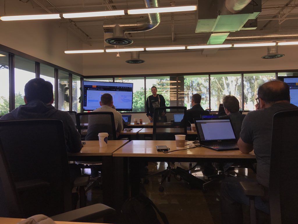 Diaz23M's tweet photo. #GlobalAzure nice intro thanks @dmakogon !!! https://t.co/qYi91SmxFi