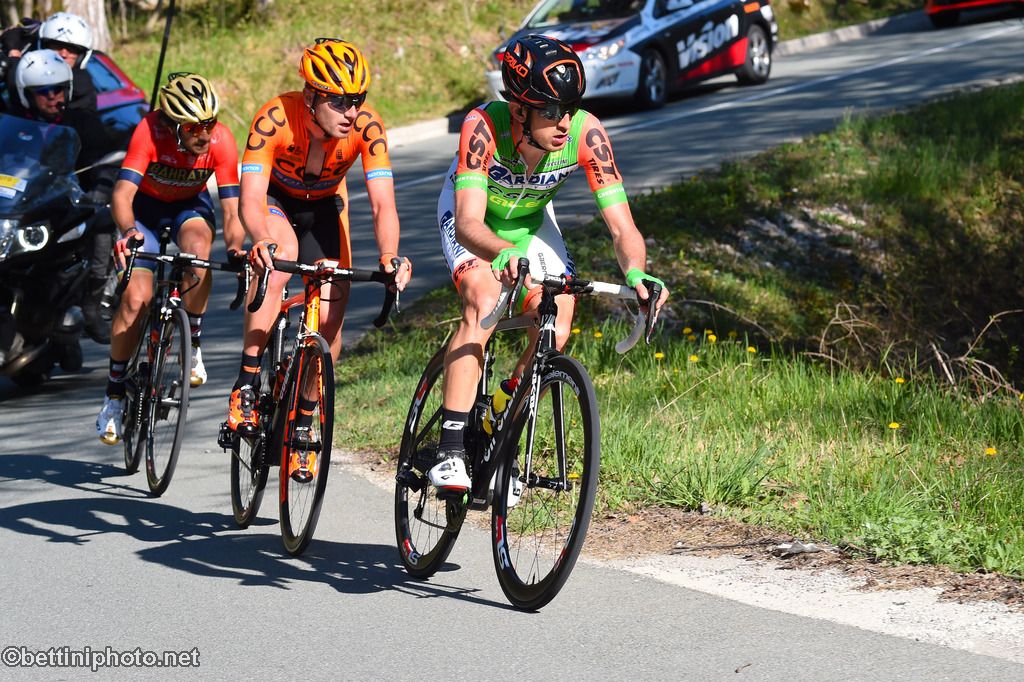 Bardiani_CSF's tweet photo. #GreenTream protagonista nella tappa regina @Tour_of_Croatia 👍 Dopo il successo di ieri  @AleTonelli92 ancora in fuga: terzo posto al traguardo e primo nella classifica a punti. Bene anche @mircomaestri9, anch'egli in fuga e all'attacco nel finale 🏁 https://t.co/yLJOkqu6KL https://t.co/IO9eKFMBkH