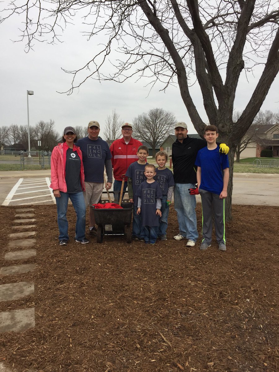 MaxeyElementary's tweet photo. Thanks to @FirstFreeLinc for making Maxey look awesome! So much mulch! #4Lincoln https://t.co/Y52Zg1sCnl