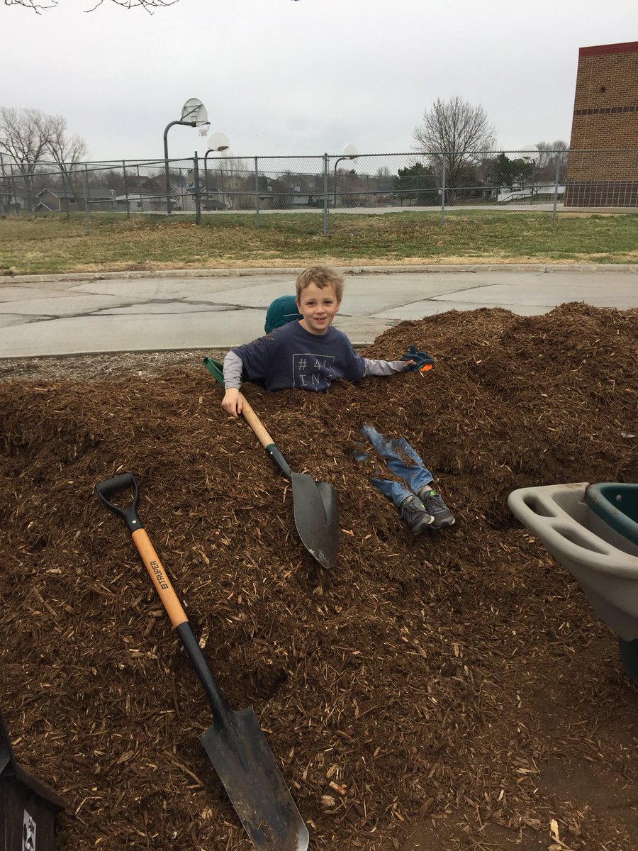 MaxeyElementary's tweet photo. Thanks to @FirstFreeLinc for making Maxey look awesome! So much mulch! #4Lincoln https://t.co/Y52Zg1sCnl