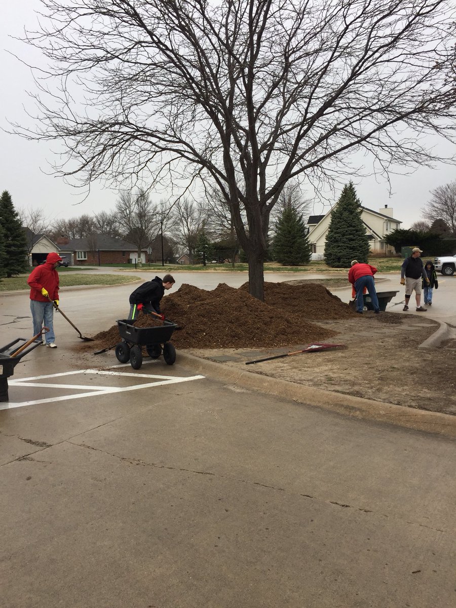 MaxeyElementary's tweet photo. Thanks to @FirstFreeLinc for making Maxey look awesome! So much mulch! #4Lincoln https://t.co/Y52Zg1sCnl