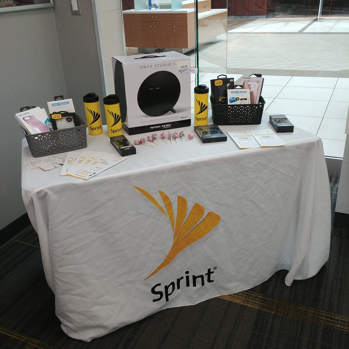 DKavelaris's tweet photo. @WirelessChoice in #BrookfieldSquare is all geared up for @sprint #just4you today! https://t.co/nAhAwfWQyz