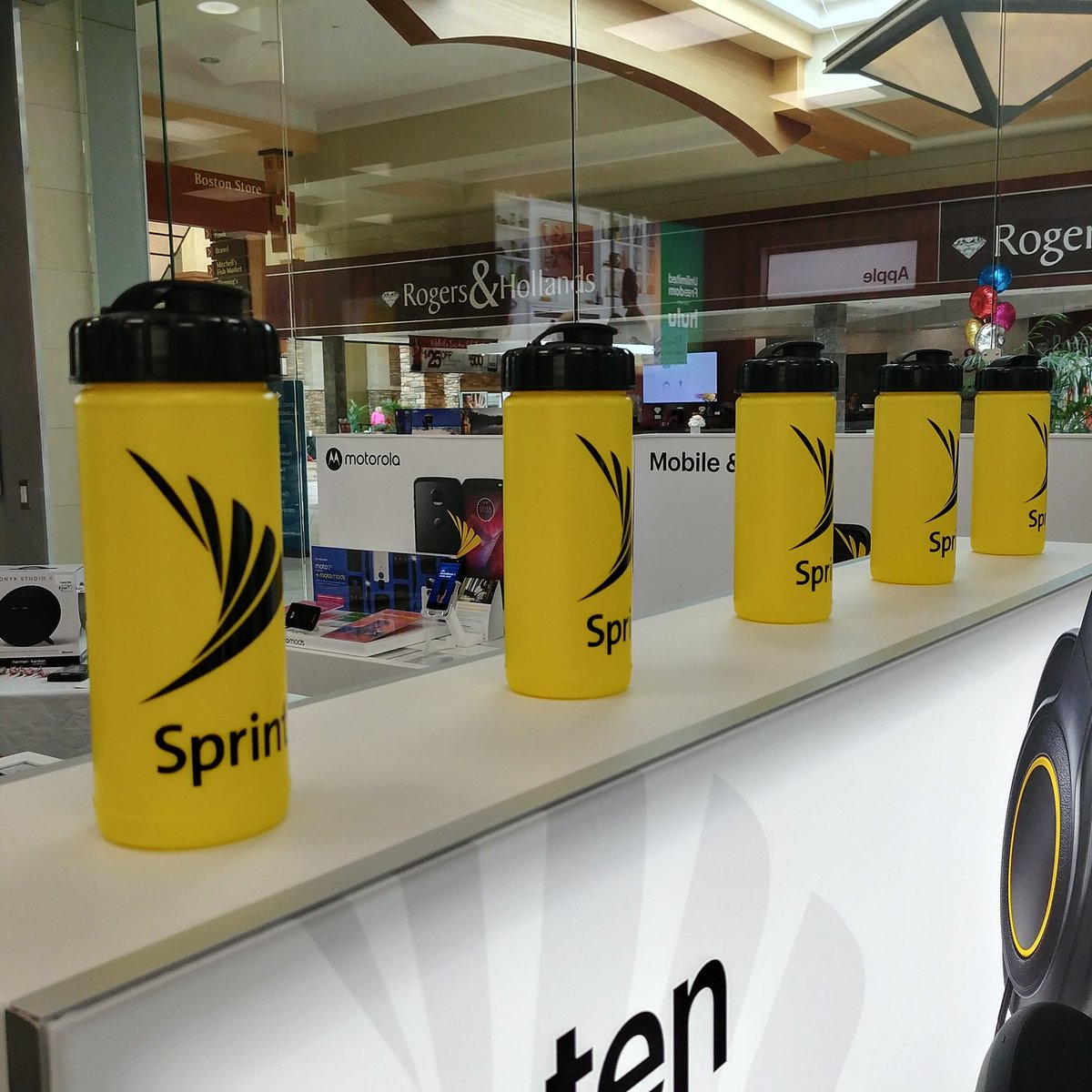 DKavelaris's tweet photo. @WirelessChoice in #BrookfieldSquare is all geared up for @sprint #just4you today! https://t.co/nAhAwfWQyz