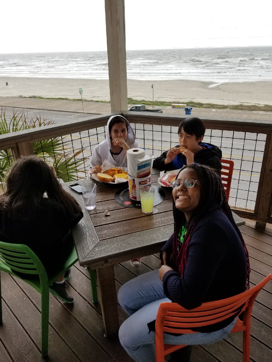 AliefMS_ASP's tweet image. Lunch at The Spot! #wearestuffed #sogood #theylovedesserts @AliefISD_ASP @alief_middle