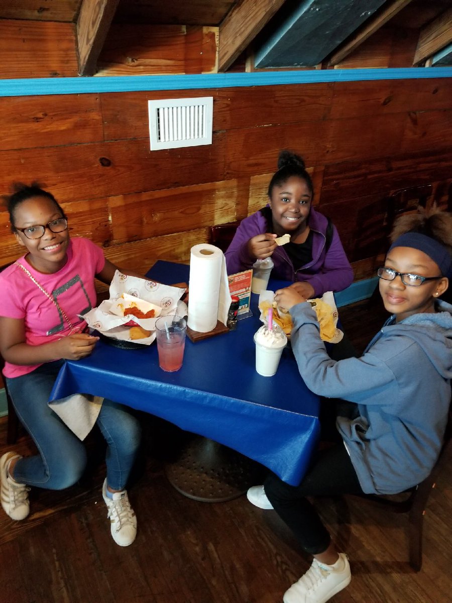 AliefMS_ASP's tweet image. Lunch at The Spot! #wearestuffed #sogood #theylovedesserts @AliefISD_ASP @alief_middle