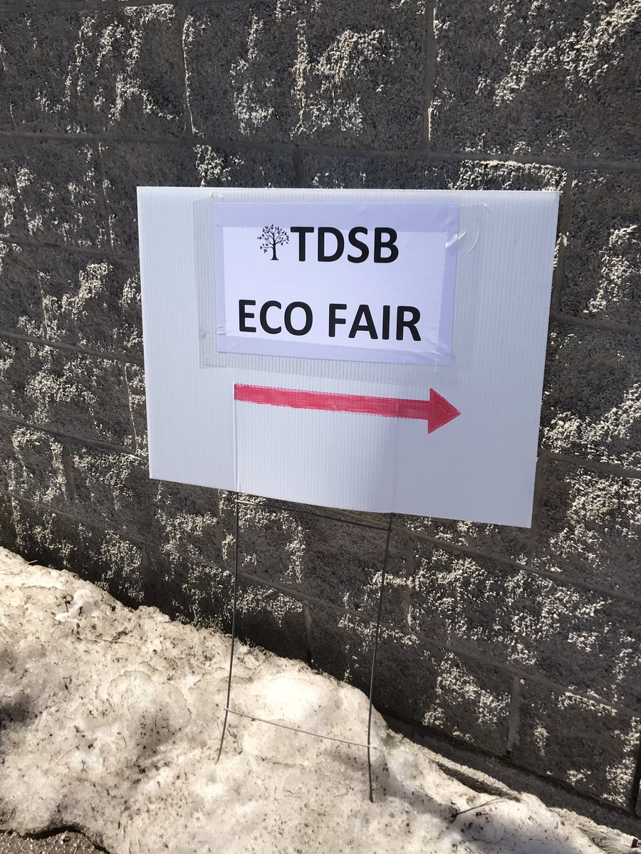 SooWong__'s tweet photo. Amazing @tdsb EcoFair hosted by Trustee @MannaWongTDSB;with @TDSB_BethuneCI student Joe checking out this eco-blanket&amp; bed &amp; David Lewis PS Eco-display! #onpoli  #scarbTO #EarthDay https://t.co/7ZaDdHc4TX