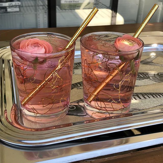 liquorykiss's tweet photo. Cheers!!!
Photoshoot done, thanks to all the fantastic crew who worked so hard! Time for a well-deserved drink 🥂
#photoshoot #wedding #peelingsmanorbarn #tw #liquorykiss #smallbusiness #cocktails #popupbar #fizzyrobot #hireyourday #models #sunshine #boho #caravanoflove
@f… https://t.co/UWhV9E1iuV