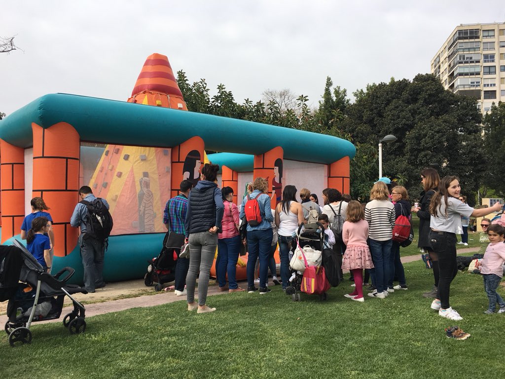 ciudadpayasos's tweet photo. Las atracciones, los hinchables y el resto de actividades están siendo un éxito para los más peques, y los no tan peques ¡Como están disfrutando! Aún nos queda un poquito más, pero recuerda que mañana a partir de las 10h00 a tope 🤡🧒🏻👦🏻👶🏻
#laciudaddelospayasos #payasospital https://t.co/FkbynIq5Je