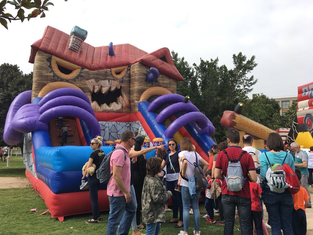 ciudadpayasos's tweet photo. Las atracciones, los hinchables y el resto de actividades están siendo un éxito para los más peques, y los no tan peques ¡Como están disfrutando! Aún nos queda un poquito más, pero recuerda que mañana a partir de las 10h00 a tope 🤡🧒🏻👦🏻👶🏻
#laciudaddelospayasos #payasospital https://t.co/FkbynIq5Je