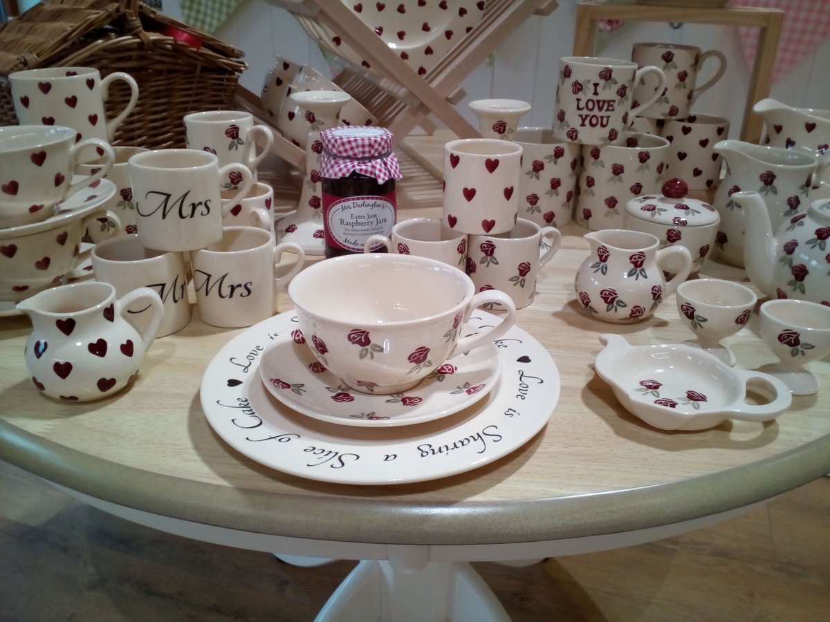 The_PottersBarn's tweet photo. Tea is a British favourite. Refreshing and cooling on a spring day but warming and cosy on a winter's afternoon. Whatever the weather share a cuppa together @Peregrine_P #rosylea #NationalTeaDay2018 #teacups #handmadeinstoke https://t.co/ClkYkMWZXz