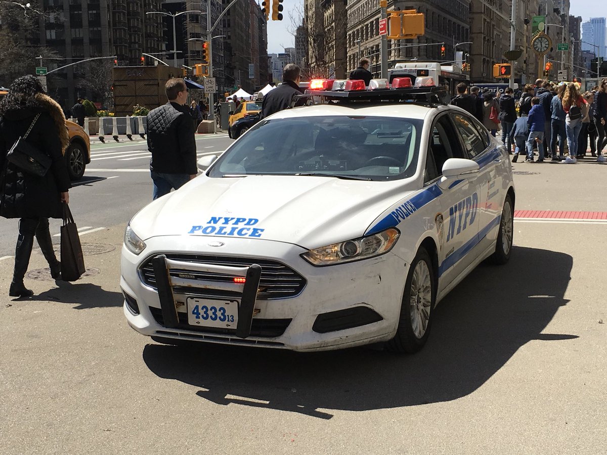 PoliceNat67's tweet photo. Ce qui est impressionnant ici-bas, c’est qu’il n’y a qu’un seul Police Officer par voiture! https://t.co/uoLrxiZfam