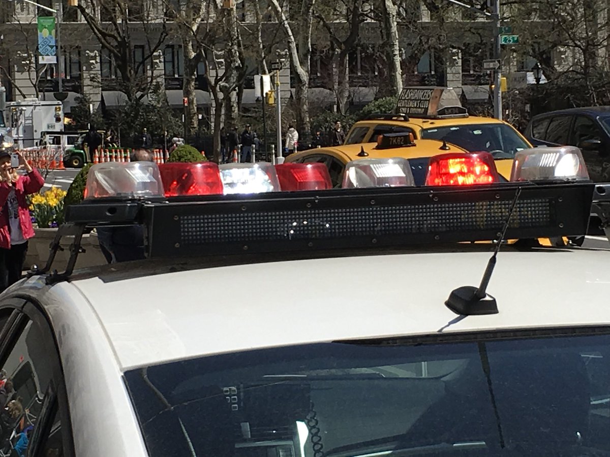 PoliceNat67's tweet photo. Ce qui est impressionnant ici-bas, c’est qu’il n’y a qu’un seul Police Officer par voiture! https://t.co/uoLrxiZfam