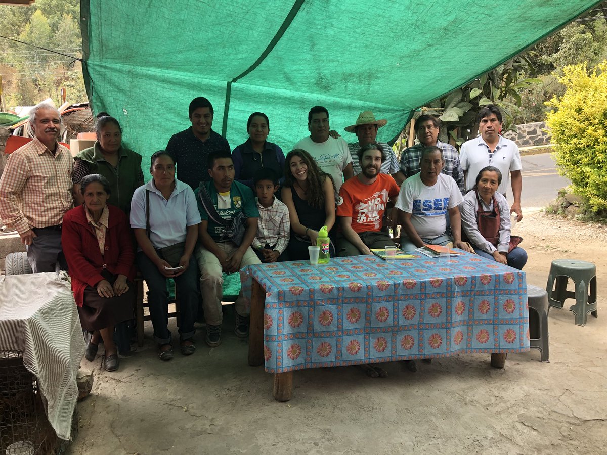 telarsocialmx's tweet photo. #FelizSábado conversaciones de árboles frutales, alcatraces, hierbas medicinales, #BosquesModelo y parcelas demostrativas. Próximos pasitos en #Ecatzingo19S 🙏🏼 @ReforestamosMx @FundMercedAC @AmericaSolMex https://t.co/IzUu2gdN13
