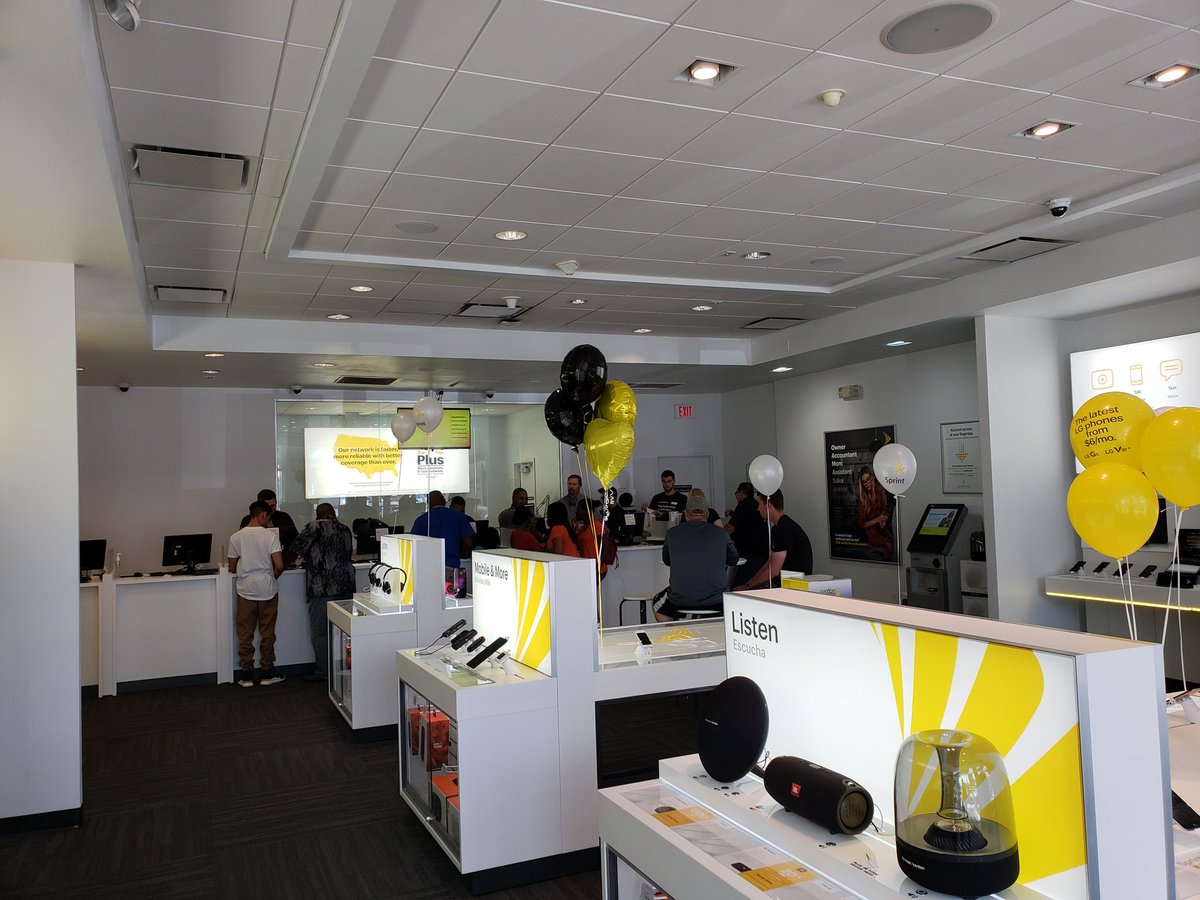skossa01's tweet photo. @carloskelly15 and team 330, keeping busy with customers coming in for our #JustForYou event today! Come check out the great deals. #switchtosprint #switchnsave @andrewroberts91 @tracySprint @Sprint4FL https://t.co/qzq4h0luXX