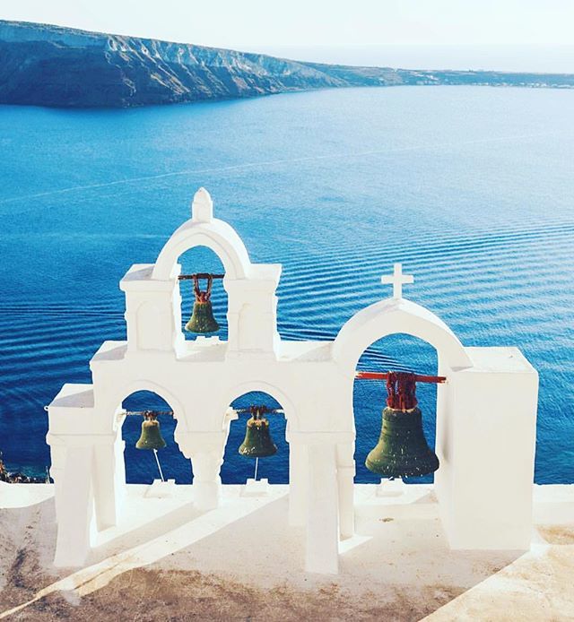 Can’t wait to be back in #santorini at the end of May!!!!! If you’ve been there, what are your must see/do/eat things there??