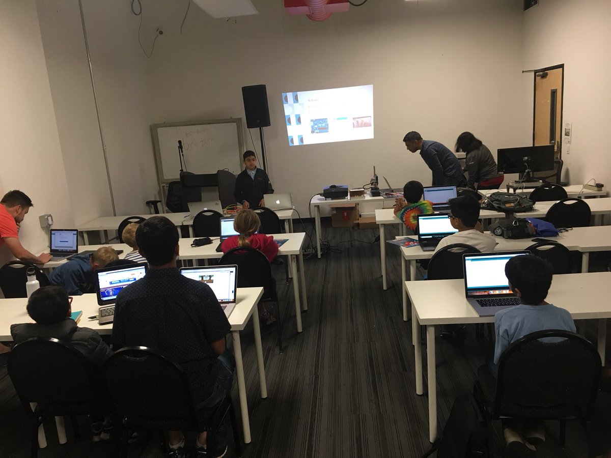 #Devoxx4Kids attendees learning how to program using O Watch by the young entrepreneur <a href="/IoT4Kids/">Omkar Govil-Nair</a>