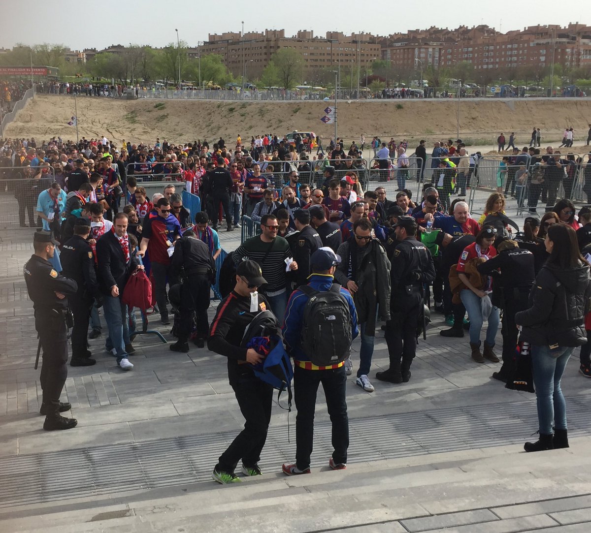 La <a href="/policia/">Policía Nacional</a> está requisando esteladas, camisetas amarillas y de apoyo a los presos políticos a pesar de que una sentencia judicial decía que era libertad de expresión. El fascismo del Estado español se salta hasta sus propias leyes.