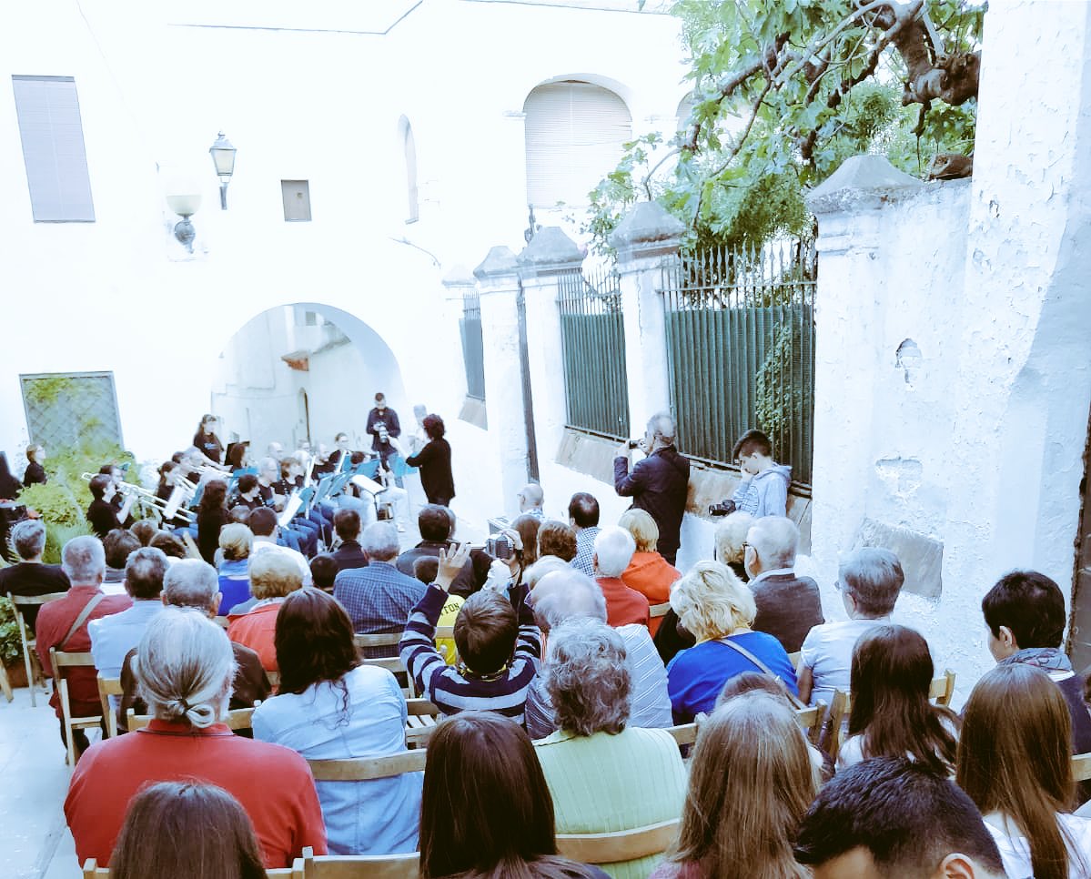 santcliment's tweet photo. Comença concert #bufasons : #primaveracultural a #santclimentdellobregat #mesdemil #cultura https://t.co/fh6HzAaXiL