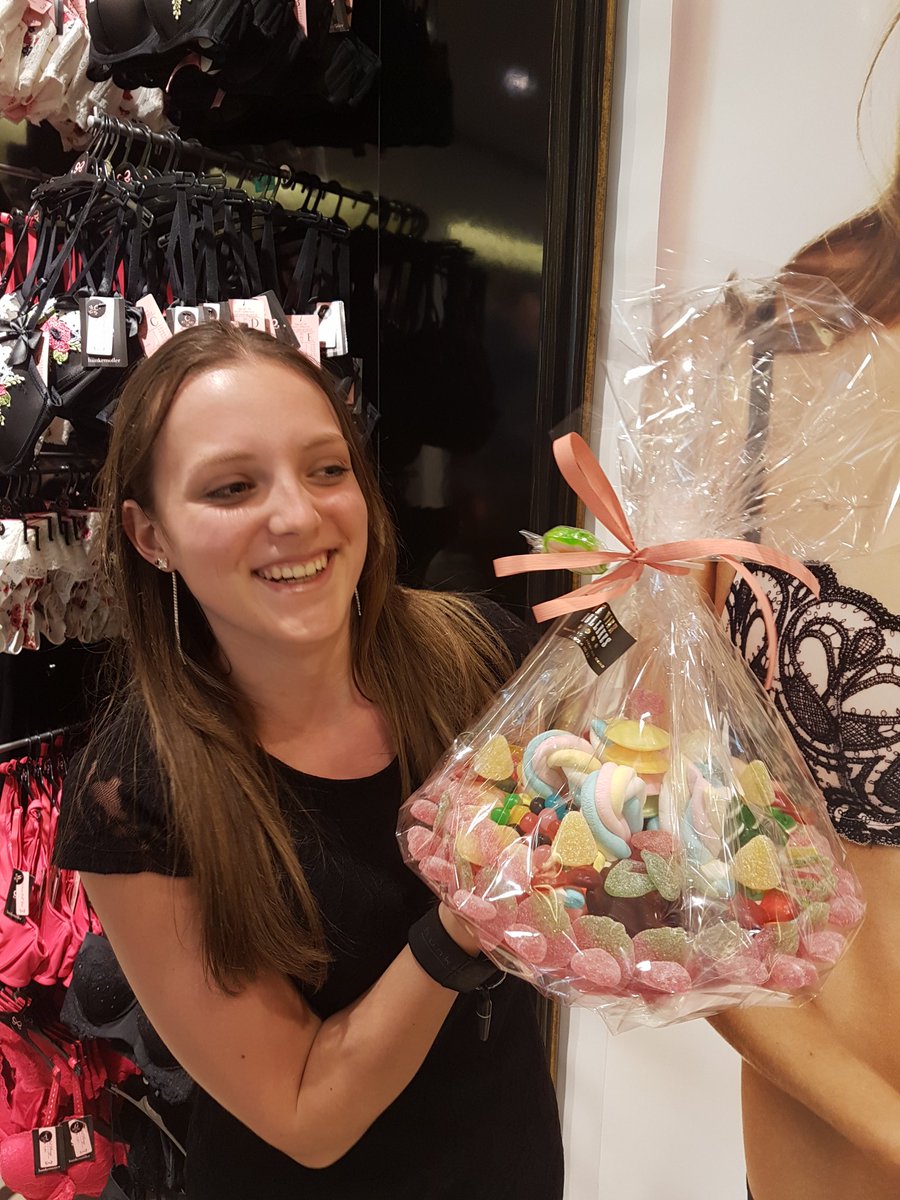 Laatste dagje van onze mini jobber Rune in Heist op den Berg.
We gaan je missen😓
Veel succes in Lier🎀🎀🎀 <a href="/CarolineCaropms/">caroline pannemans</a> @DinantMarine <a href="/VanHoorebeeck/">van hoorebeeck anita</a>