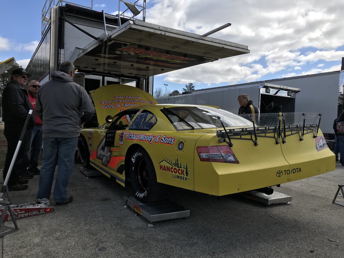 SHMotorsports's tweet photo. Working with Ben Rowe #4 &amp; team this weekend @OxfordPlains for the #HoneyBadger150 ! #PASS2K18 https://t.co/ap23mCRmEi