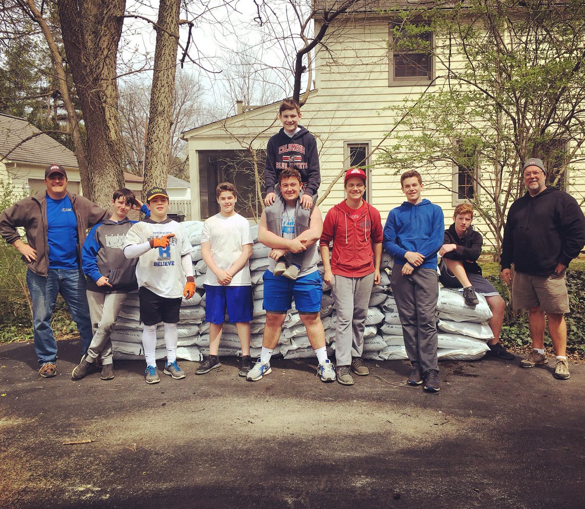 Great job by these guys delivering mulch today for <a href="/BexleyBoosters/">Bexley Boosters</a> annual mulch sale!