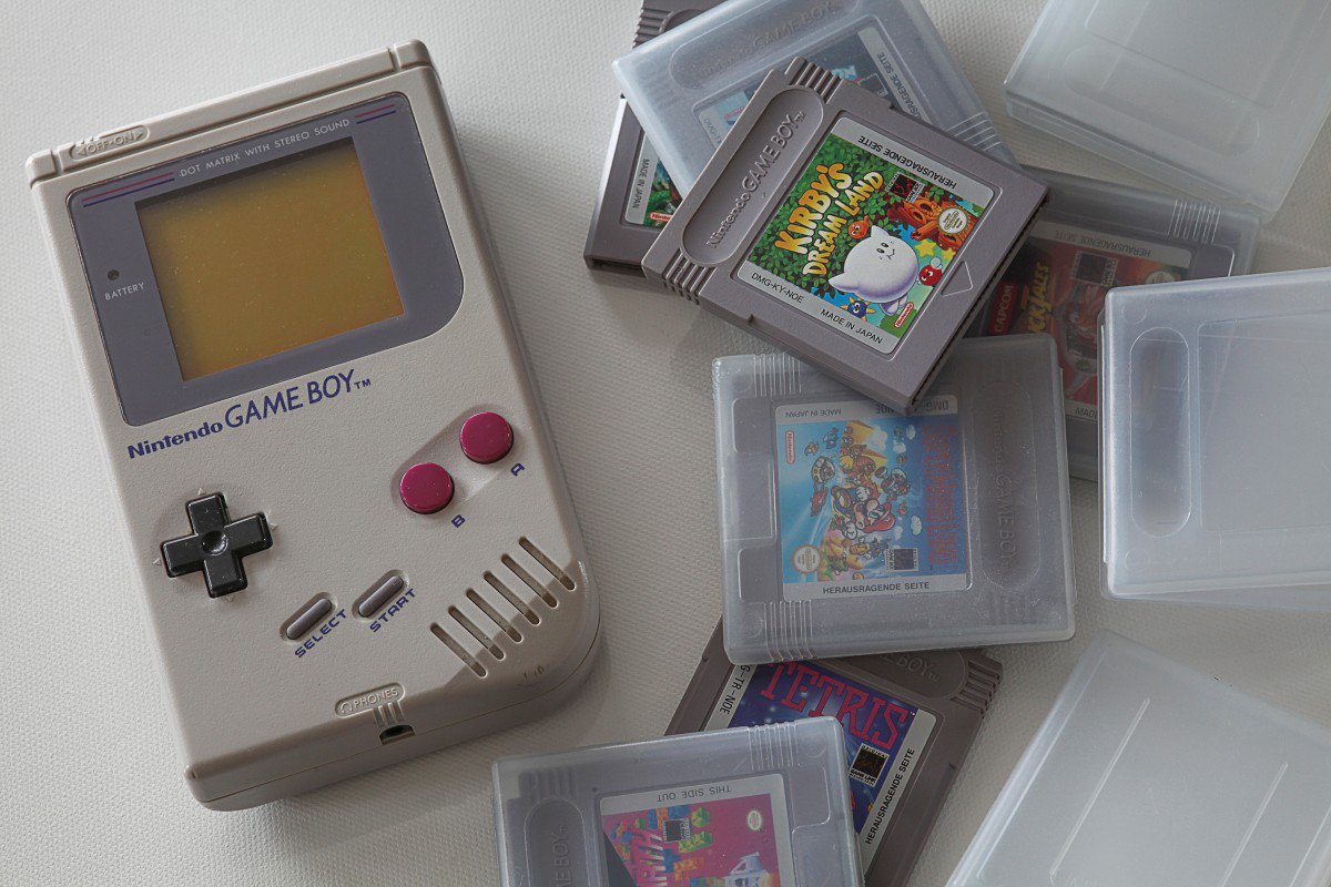 LifuxCS's tweet photo. Am 21.4.89 feierte @Nintendo seinen 100. und brachte in 🇯🇵 den #GameBoy heraus. Weltweit wurden bis 2003 ~ 118,7 Mio Gameboys (mit Nachfolger #gameboycolor) verkauft. Verkaufsstart in 🇺🇸: 31.7.89 für 89.95$. In Japan ausgeliefert mit #SuperMarioLand, in den USA mit #Tetris. https://t.co/fSBBGtaA1l