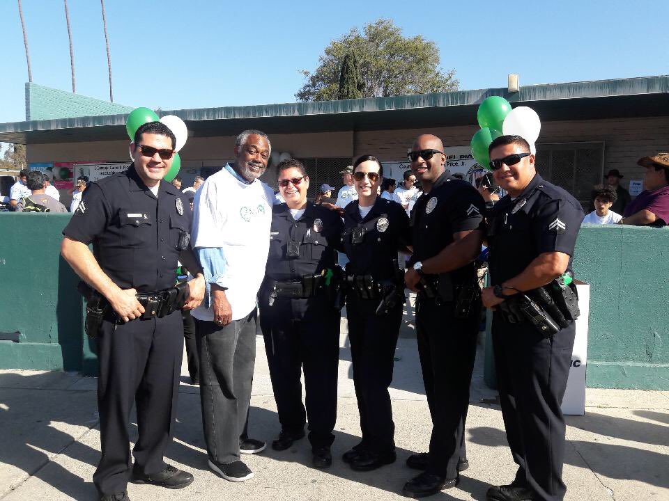 LAPDStoecklein's tweet photo. Celebrating #earthday in our dear community! Community clean up with #CD9 and @iamsunburst1 youth academy! #PueblodelRio #CSP #LAPD https://t.co/arm0ZbmRfT