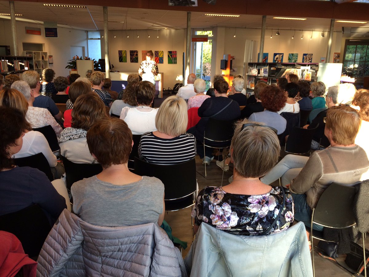 bibliotheekhp's tweet photo. Vol huis in Bibliotheek Someren bij de inleiding door Annemiek Lely op toneelvoorstelling @solostoriesnl vanavond in @DeRuchte https://t.co/BvGEiH6kjx