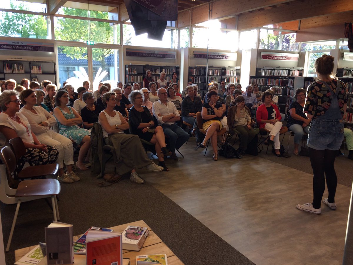 bibliotheekhp's tweet photo. Vol huis in Bibliotheek Someren bij de inleiding door Annemiek Lely op toneelvoorstelling @solostoriesnl vanavond in @DeRuchte https://t.co/BvGEiH6kjx